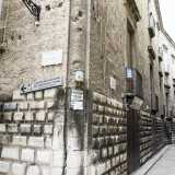Il Palazzo � situato in strada d� Gironda, a poca distanza da corso Vittorio Emanuele. Si caratterizza per il bugnato, caratteristico rivestimento delle pareti esterne